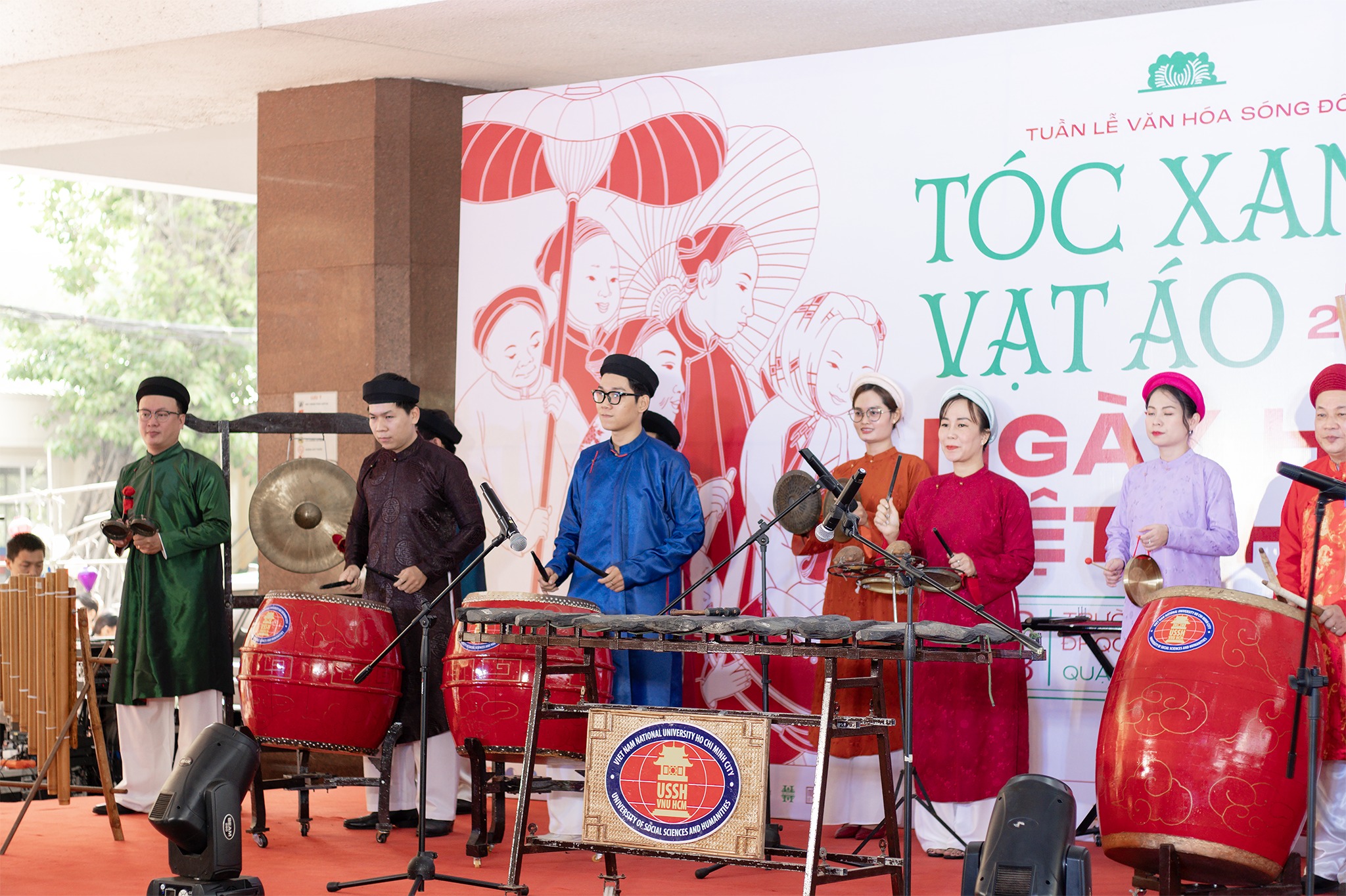 Sân khấu trình diễn thuộc khuôn khổ buổi toạ đàm tọa đàm “Các Thương Hiệu Việt Phục Bắc - Trung - Nam”.