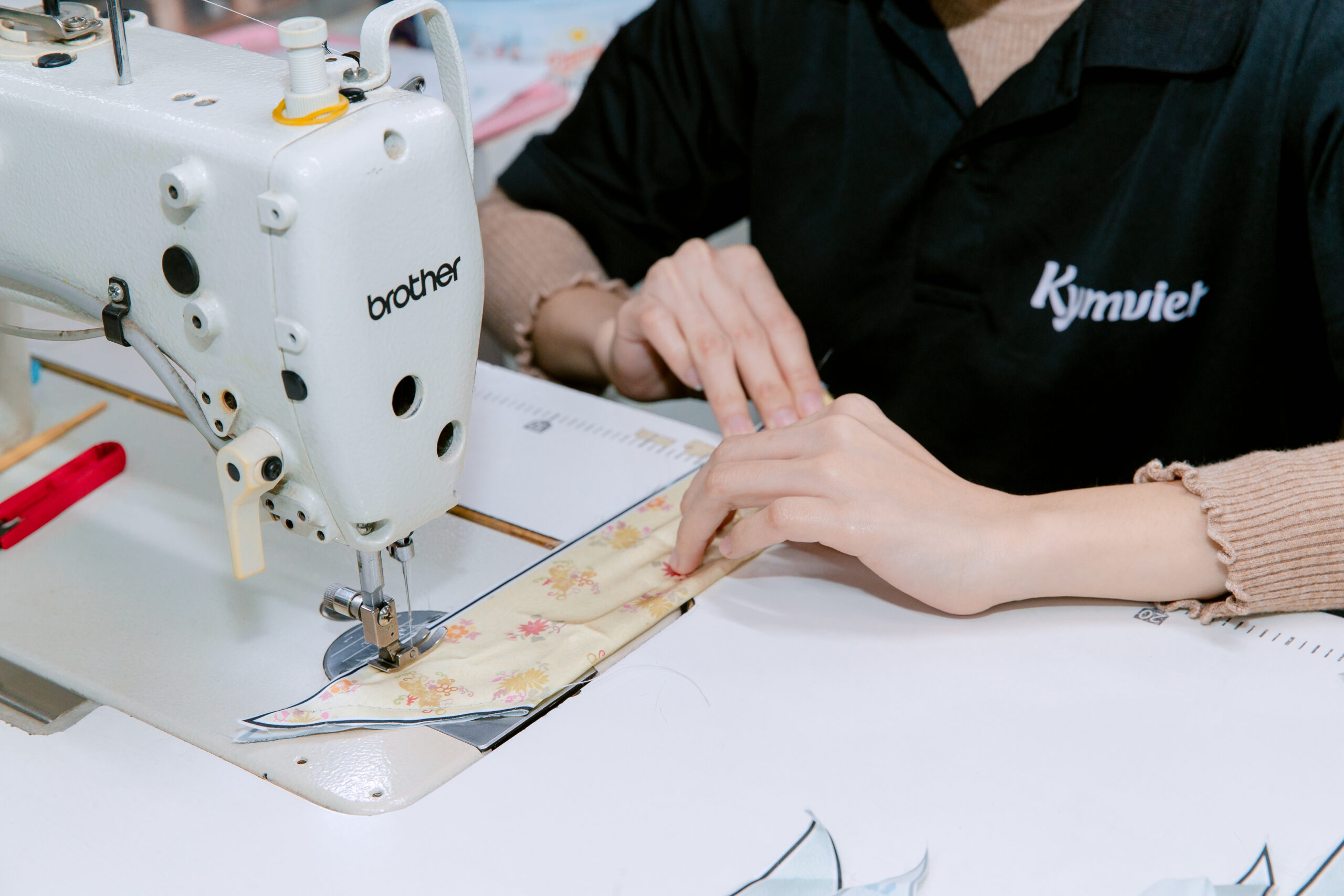 Đôi bàn tay tỉ mỉ của nghệ nhân.